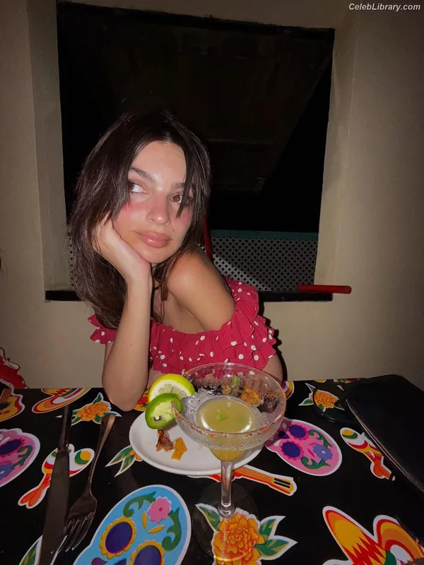 Emily Ratajkowski photo 10 of 3958