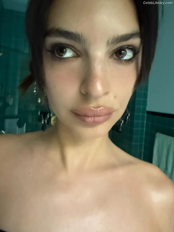 Emily Ratajkowski photo 13 of 3958