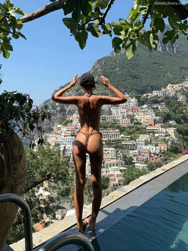 Emily Ratajkowski photo 1 of 3958