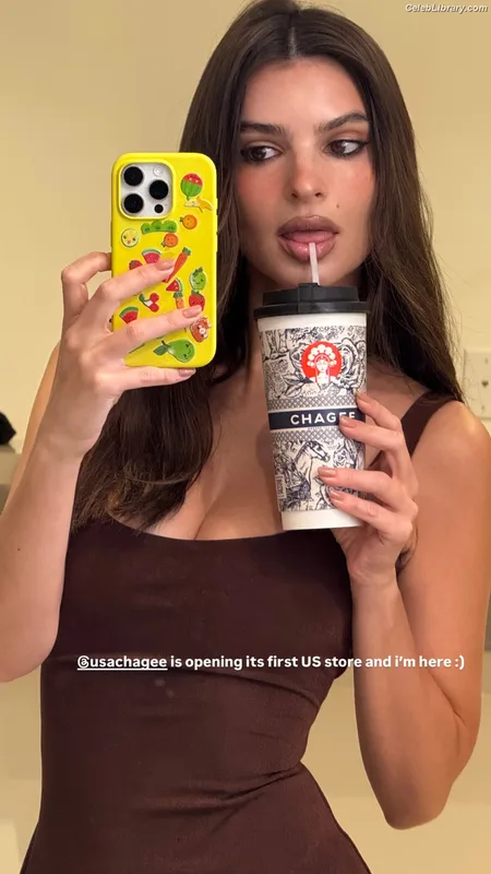 Emily Ratajkowski photo 8 of 3958