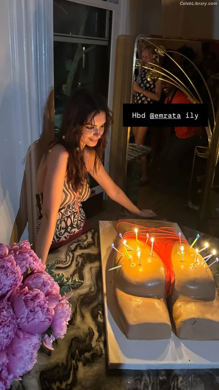 Emily Ratajkowski photo 13 of 3958