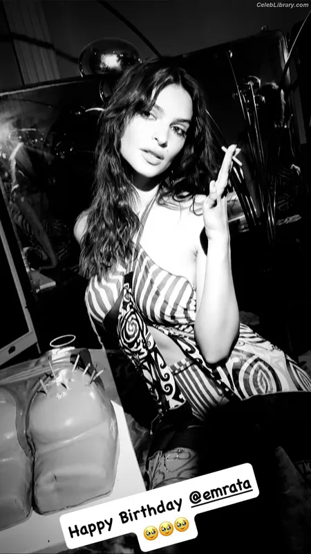 Emily Ratajkowski photo 14 of 3958