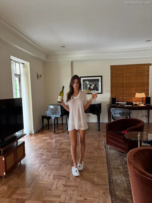 Emily Ratajkowski photo 20 of 3958