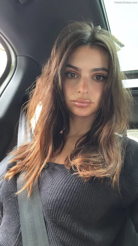 Emily Ratajkowski photo 22 of 3958