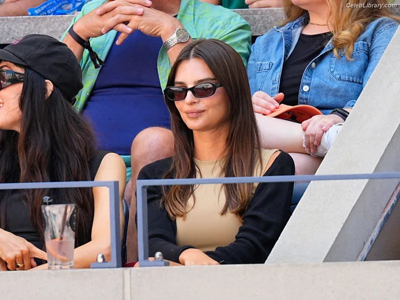 Emily Ratajkowski photo 16 of 3958