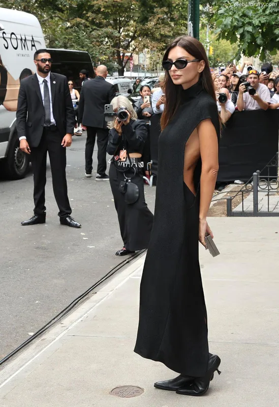 Emily Ratajkowski photo 19 of 3958