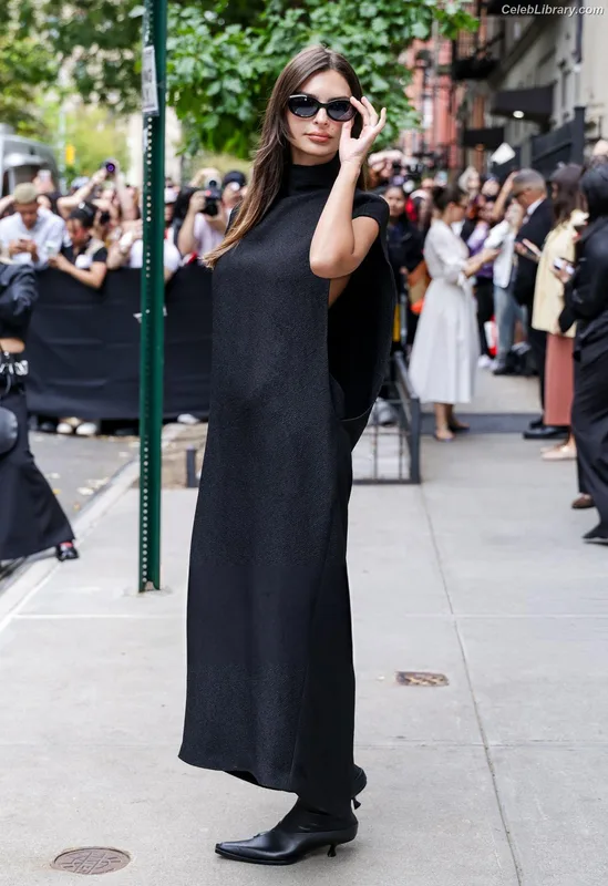Emily Ratajkowski photo 21 of 3958