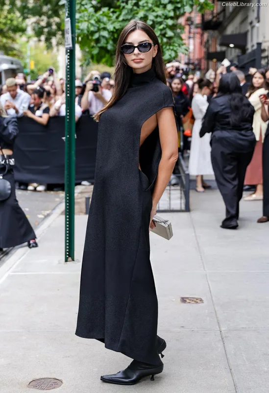 Emily Ratajkowski photo 22 of 3958