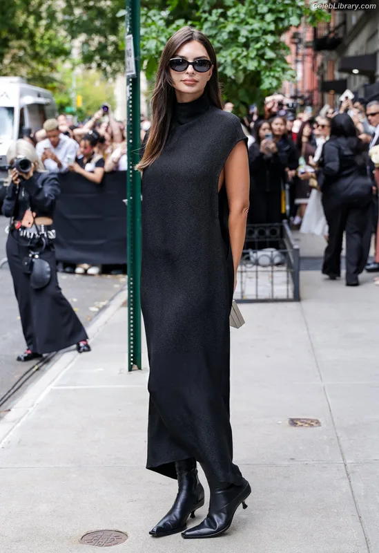 Emily Ratajkowski photo 23 of 3958