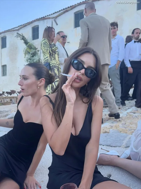Emily Ratajkowski photo 7 of 3958