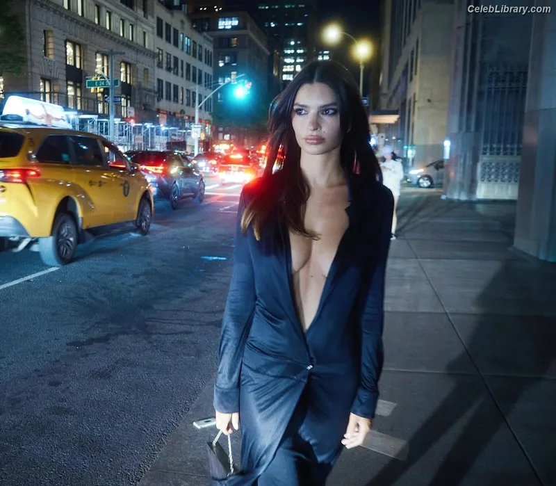 Emily Ratajkowski photo 13 of 3958