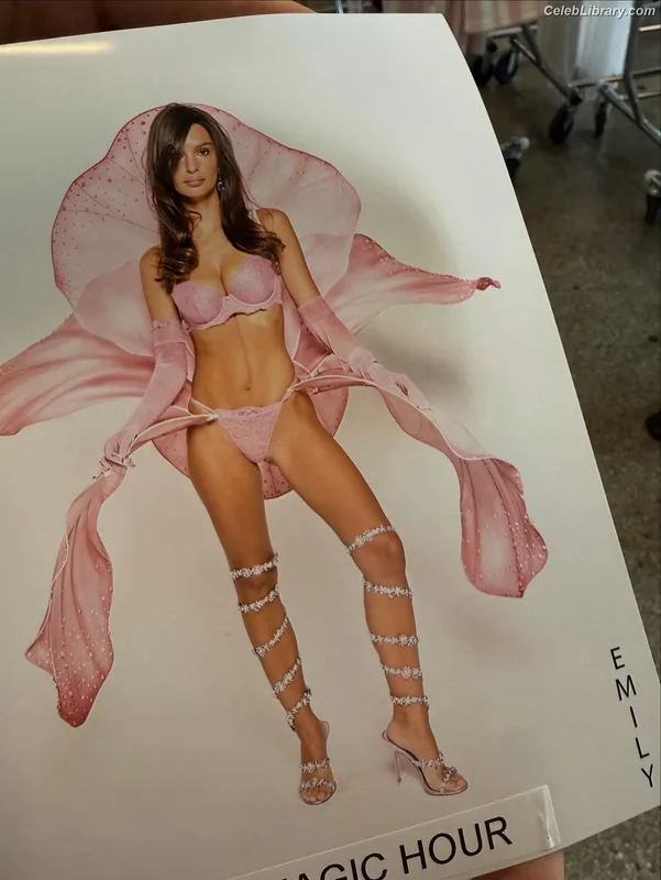 Emily Ratajkowski photo 7 of 3958