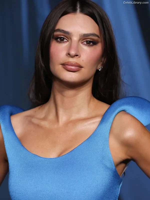 Emily Ratajkowski photo 8 of 3958
