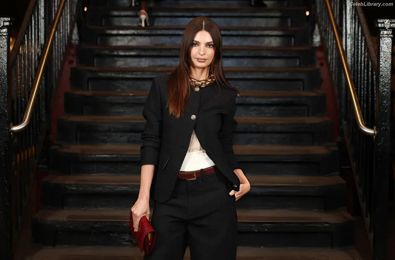 Emily Ratajkowski photo 2 of 3958