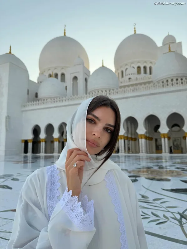 Emily Ratajkowski photo 4 of 3958