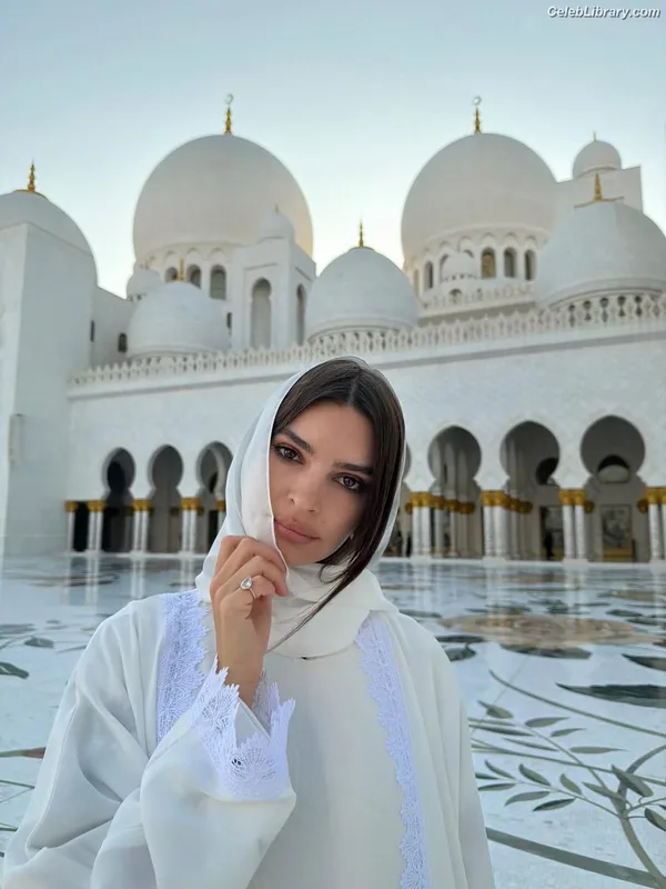 Emily Ratajkowski photo 5 of 3958