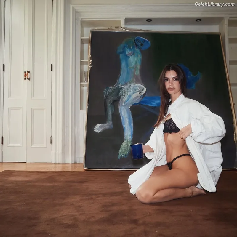 Emily Ratajkowski photo 12 of 3958