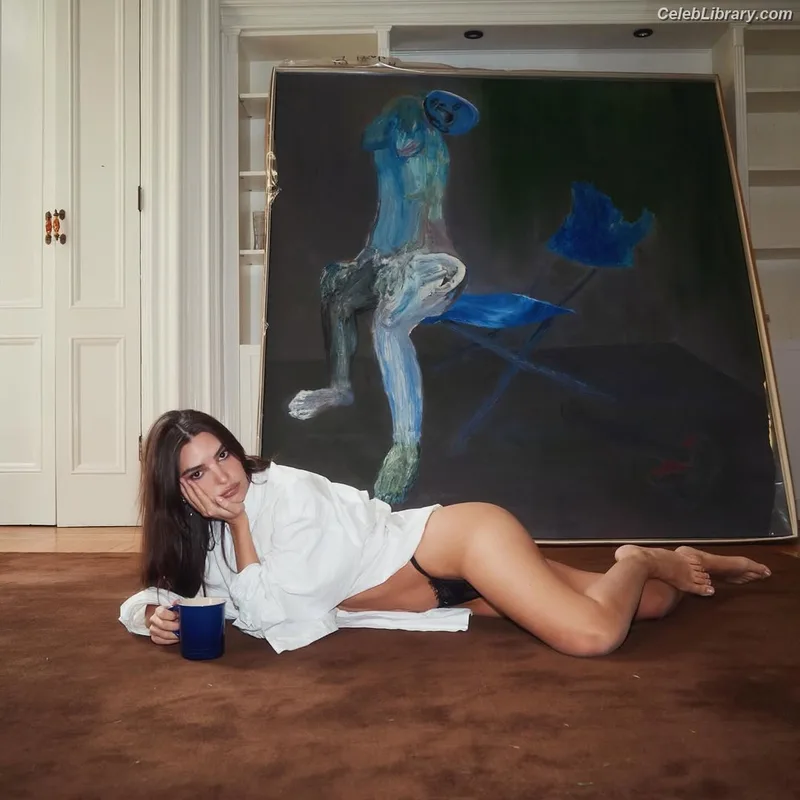 Emily Ratajkowski photo 13 of 3958