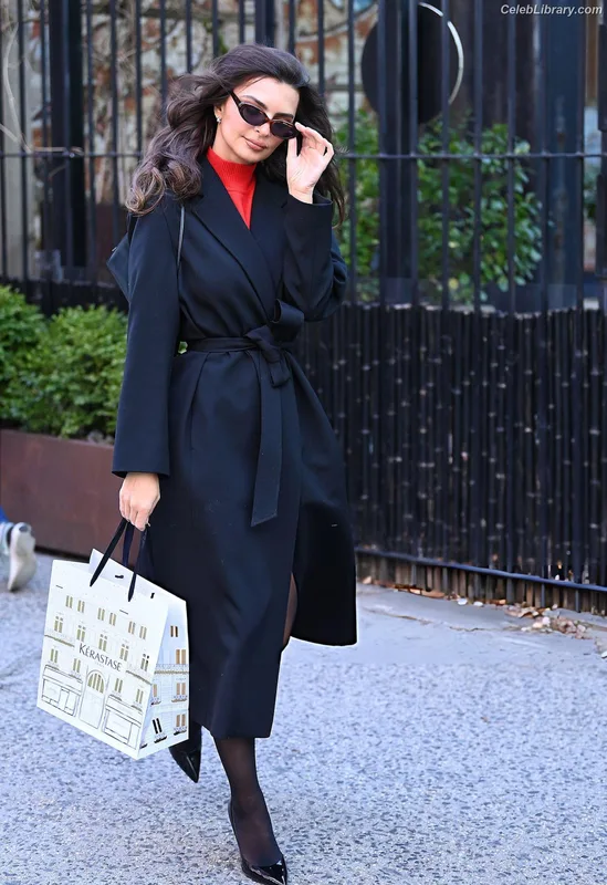 Emily Ratajkowski photo 24 of 3958
