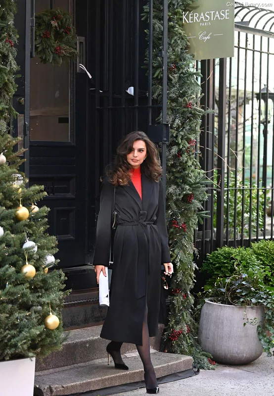 Emily Ratajkowski photo 7 of 3958