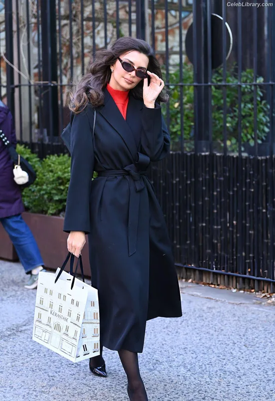 Emily Ratajkowski photo 10 of 3958