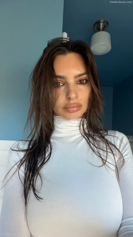 Emily Ratajkowski photo 17 of 3958