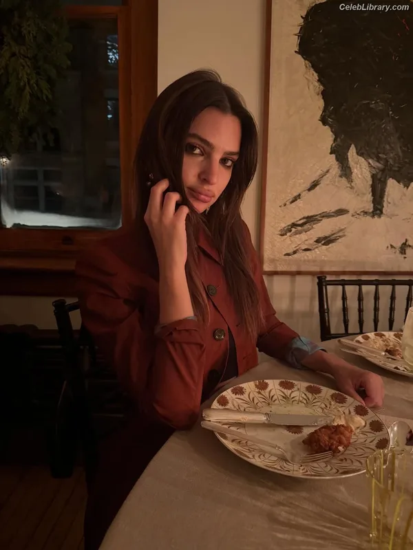Emily Ratajkowski photo 18 of 3958