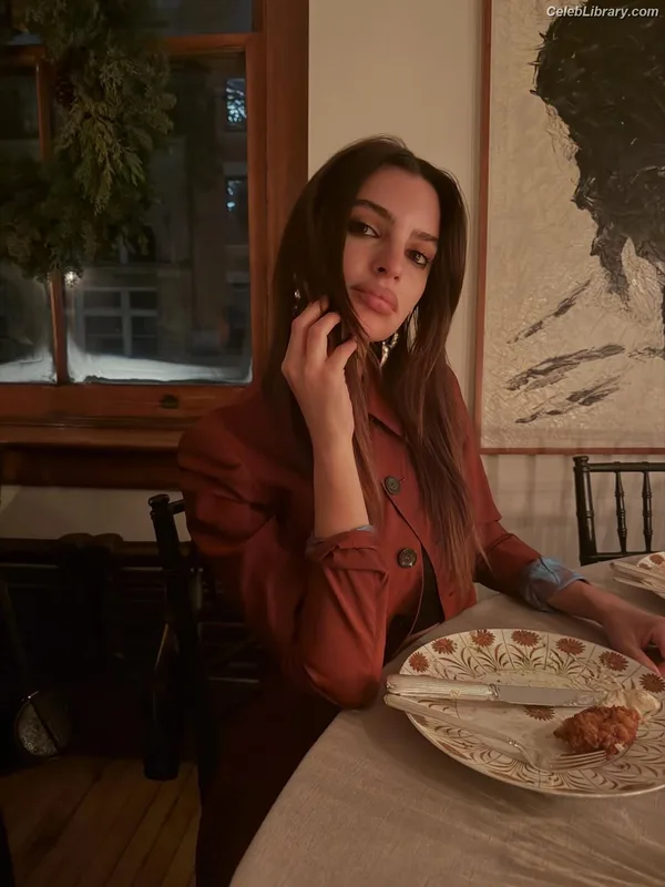 Emily Ratajkowski photo 19 of 3958