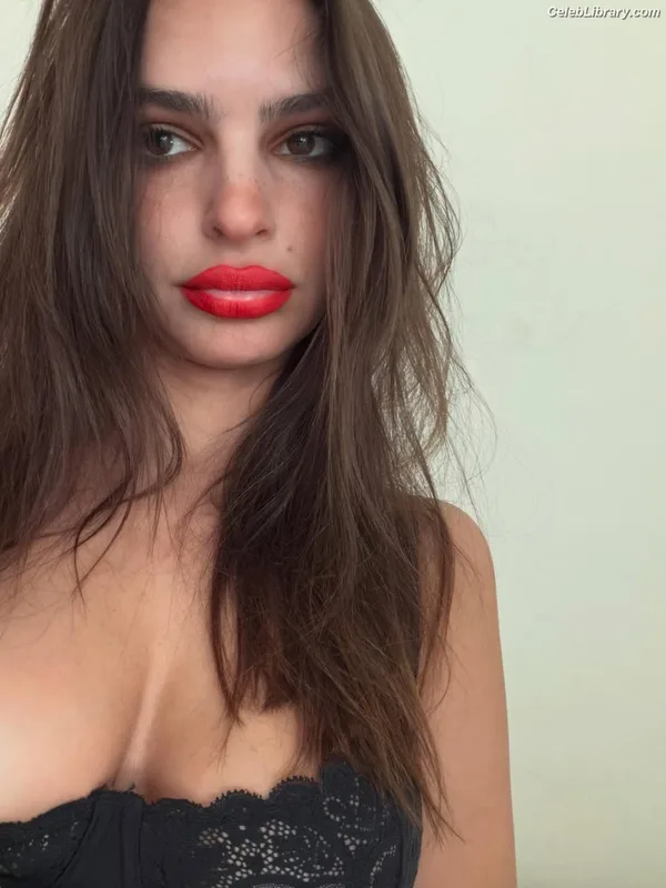 Emily Ratajkowski photo 23 of 3958