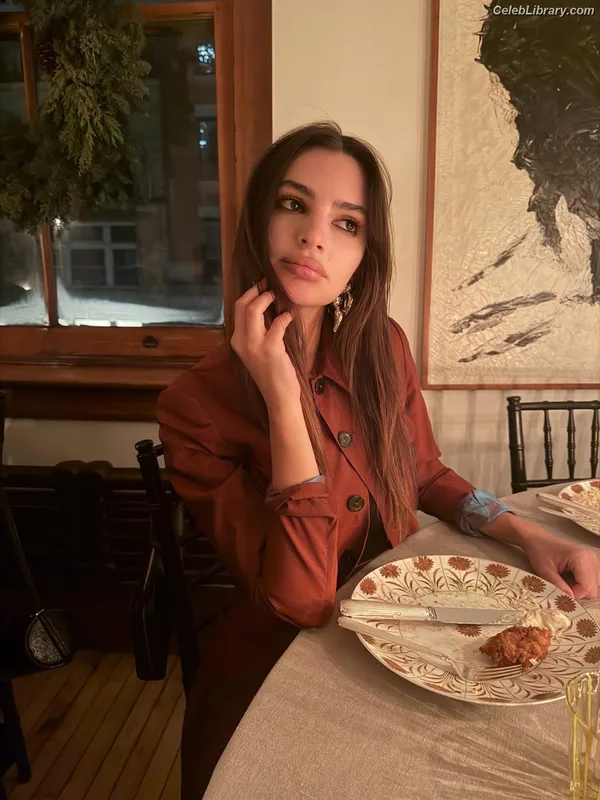 Emily Ratajkowski photo 24 of 3958
