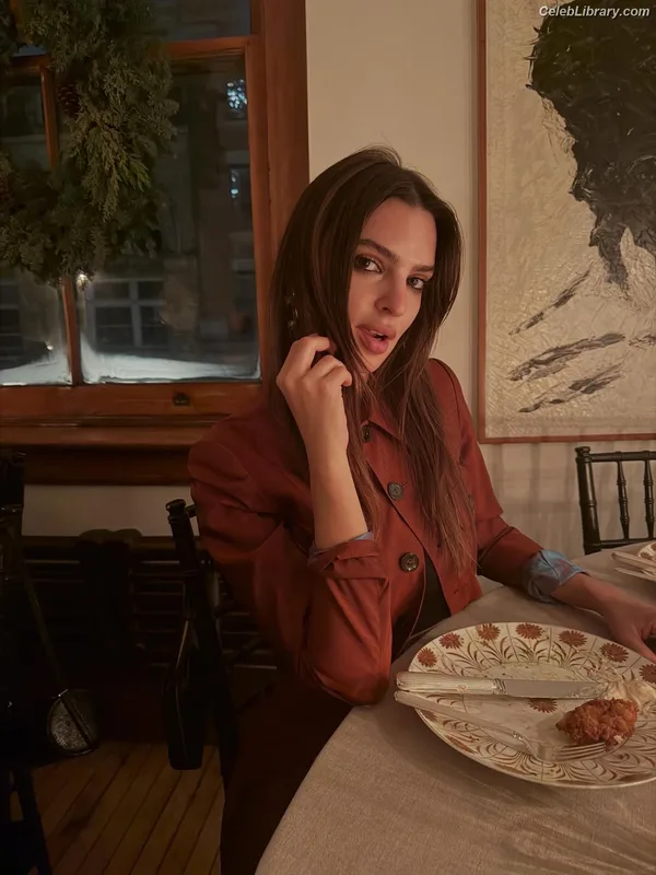 Emily Ratajkowski photo 1 of 3958