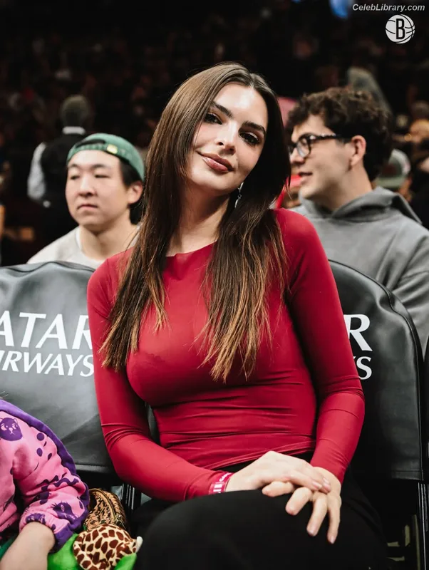 Emily Ratajkowski photo 3 of 3958