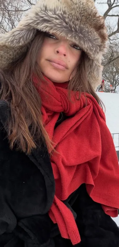 Emily Ratajkowski photo 4 of 3958