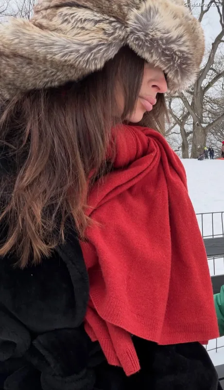 Emily Ratajkowski photo 5 of 3958