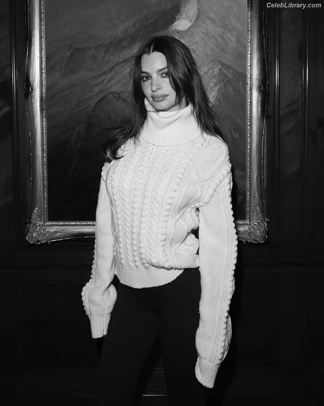 Emily Ratajkowski photo 6 of 3958