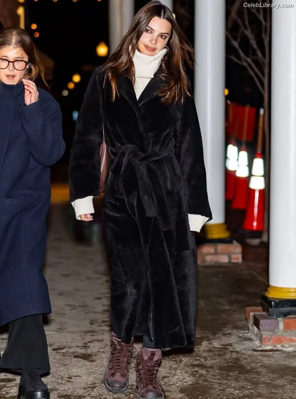 Emily Ratajkowski photo 8 of 3958