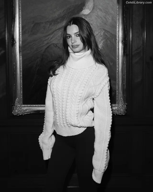 Emily Ratajkowski photo 10 of 3958