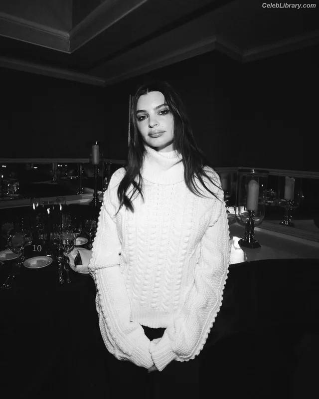 Emily Ratajkowski photo 12 of 3958
