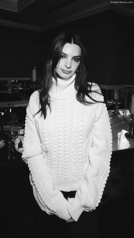 Emily Ratajkowski photo 13 of 3958