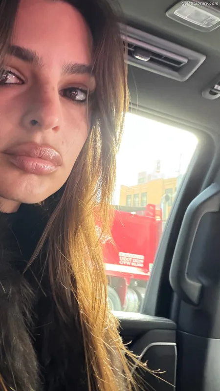 Emily Ratajkowski photo 16 of 3958