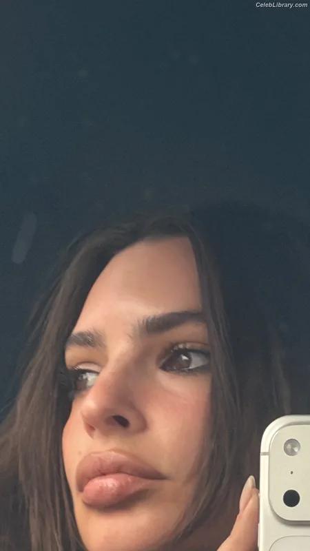 Emily Ratajkowski photo 18 of 3958