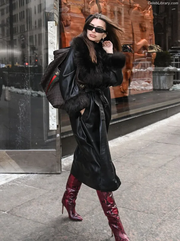 Emily Ratajkowski photo 20 of 3958