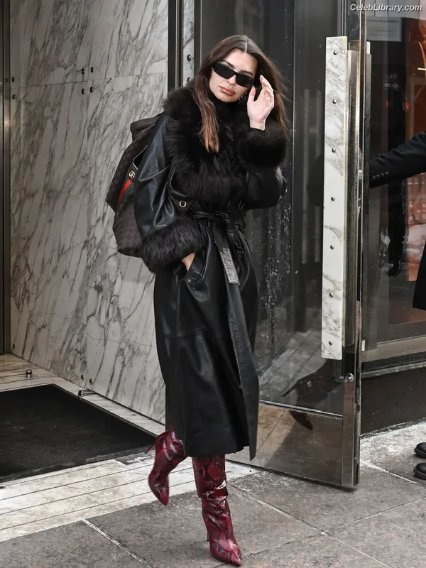 Emily Ratajkowski photo 24 of 3958