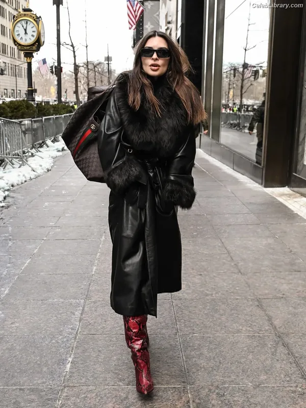 Emily Ratajkowski photo 1 of 3958