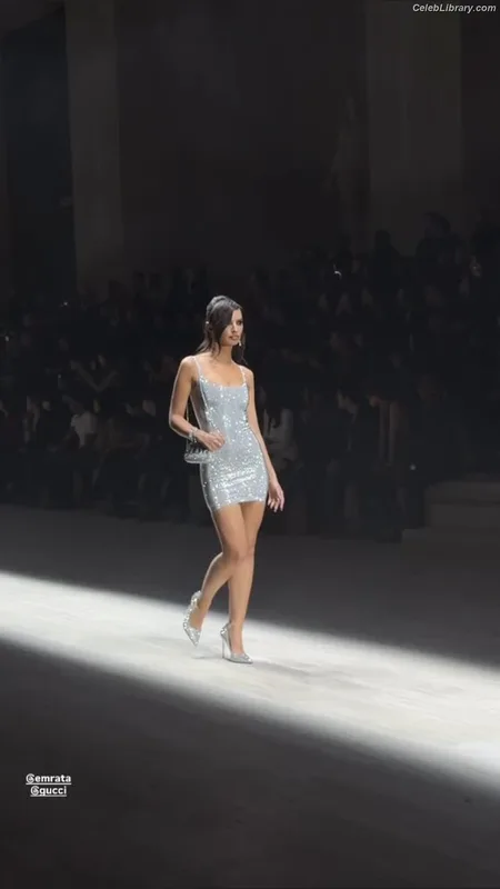 Emily Ratajkowski photo 6 of 3958