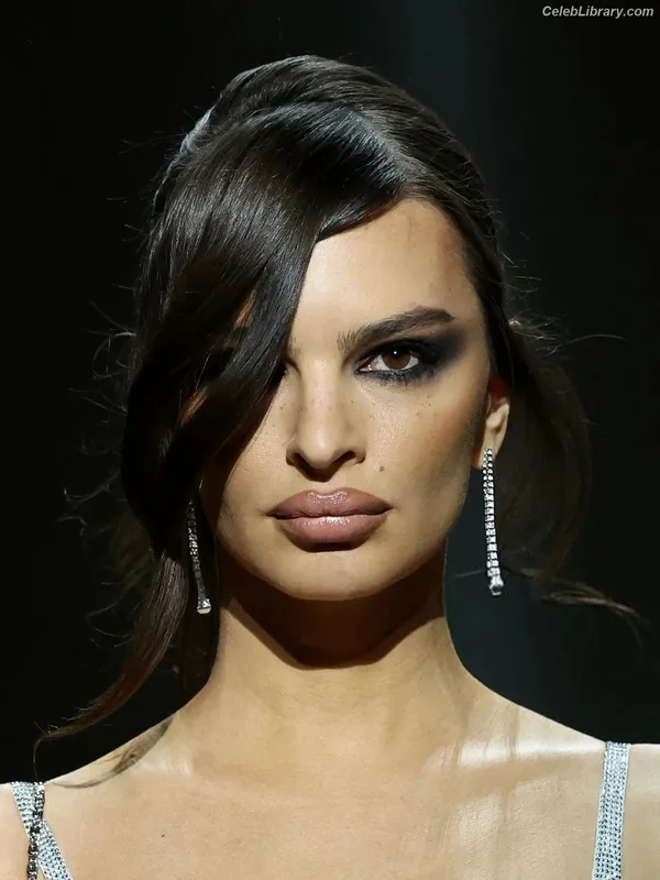 Emily Ratajkowski photo 15 of 3958