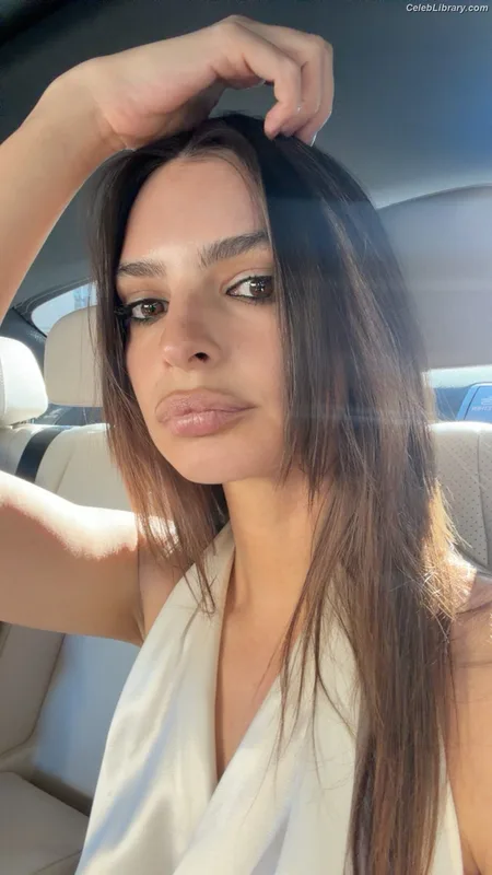 Emily Ratajkowski photo 10 of 3958