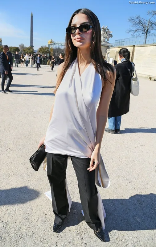 Emily Ratajkowski photo 16 of 3958