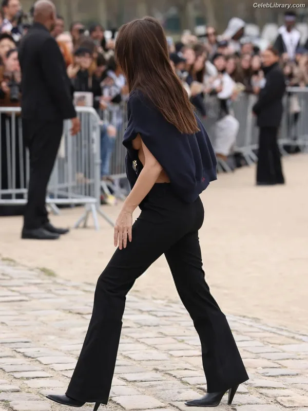Emily Ratajkowski photo 21 of 3958