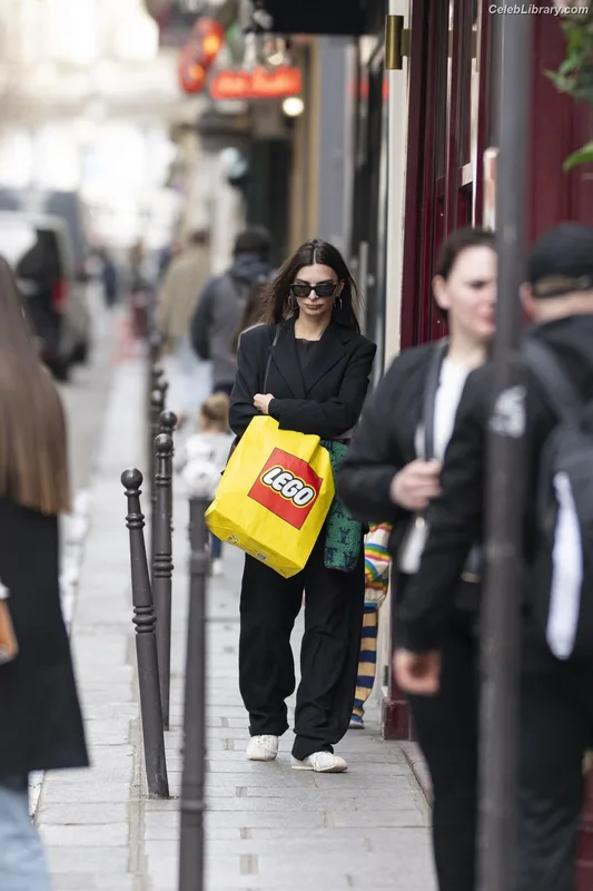 Emily Ratajkowski photo 15 of 3958